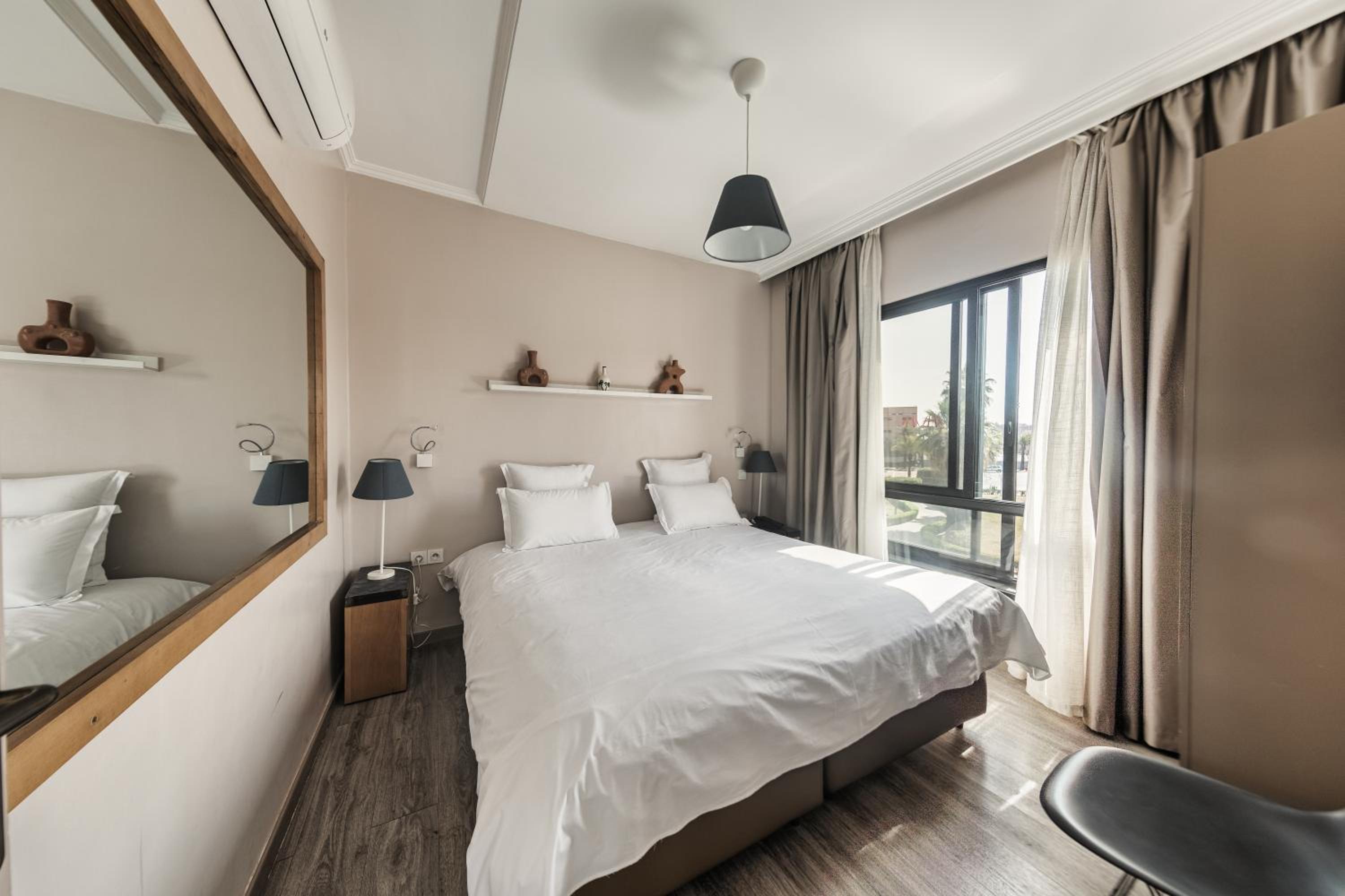 Senior, Suite, Queen Bed