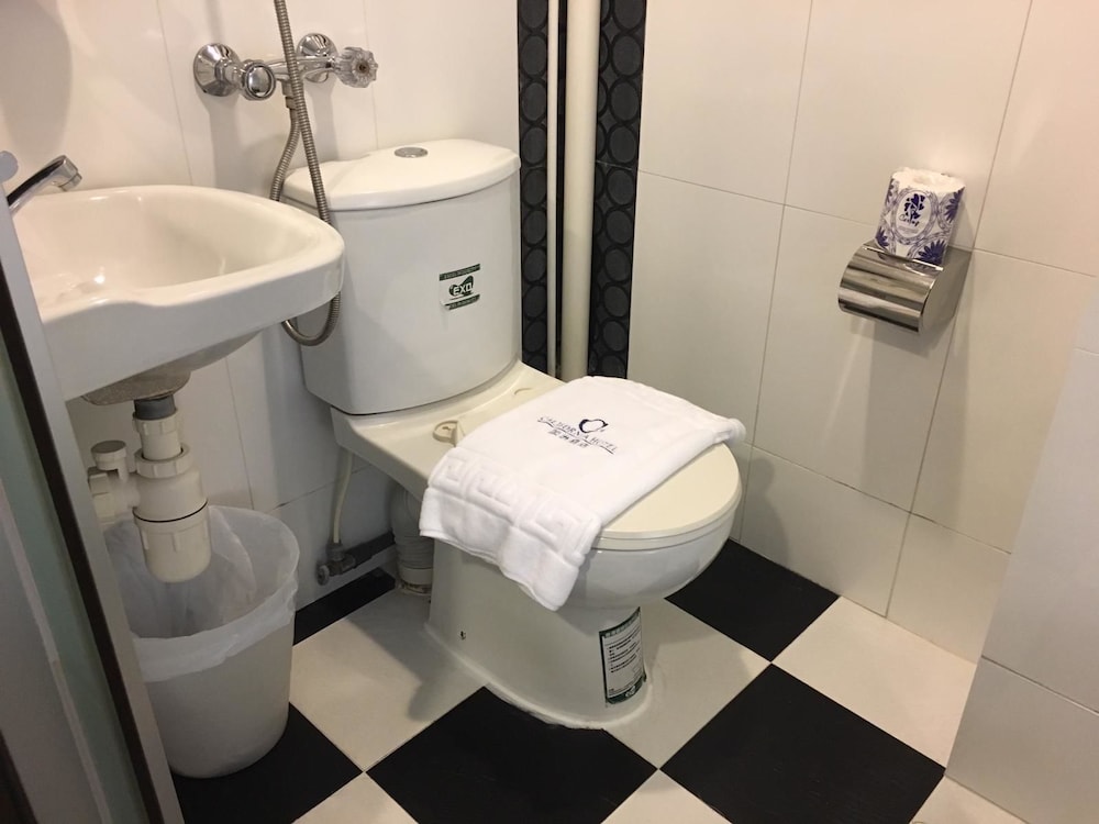 California Hotel 47/50