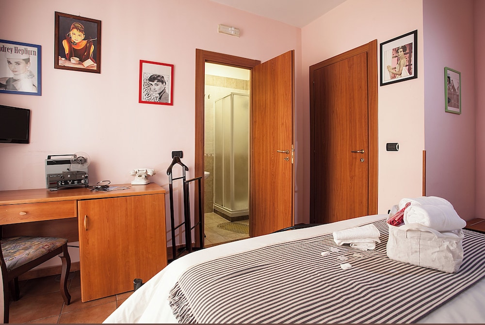 Hotel Cine Holiday 15/66