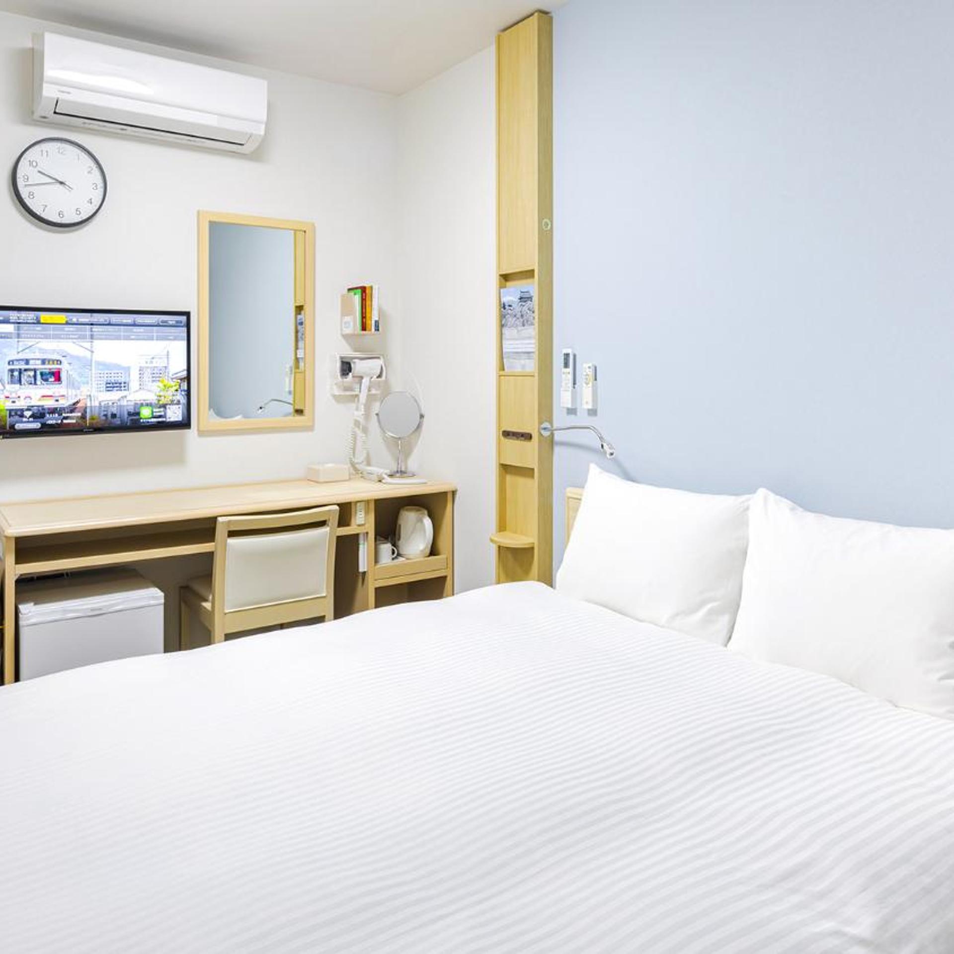 غرفة بسرير كوين للمدخنين