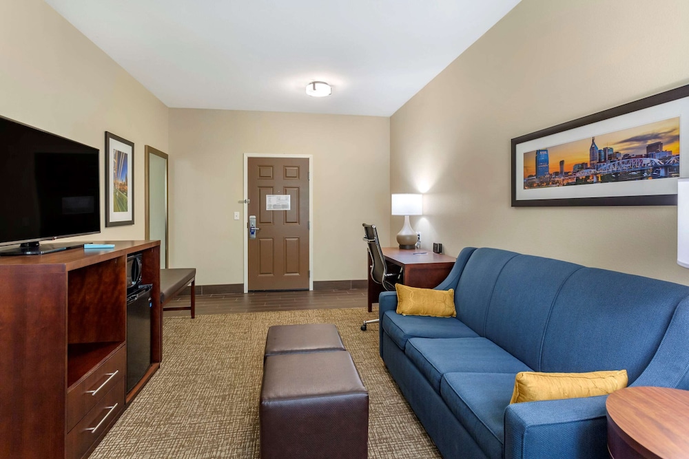 Comfort Suites Clarksville near Governors Square Mall 24/38