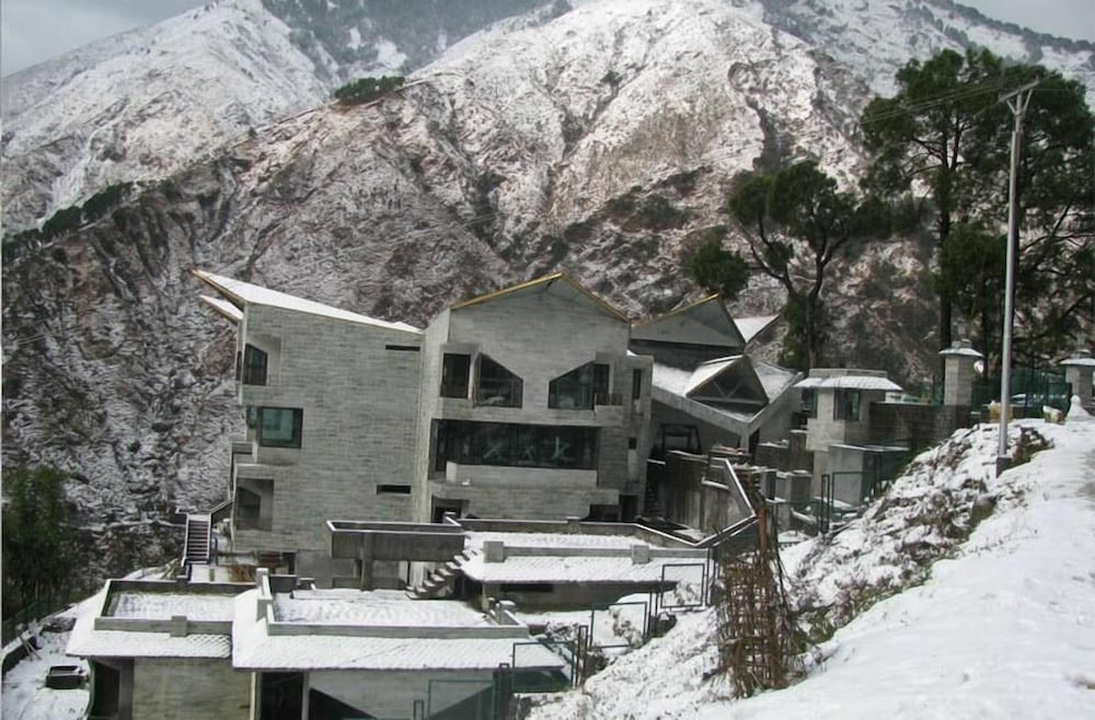 The Citadel Resorts, Jiya 4/15