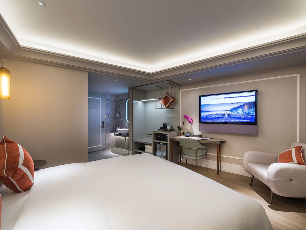 DELUXE, KING BED