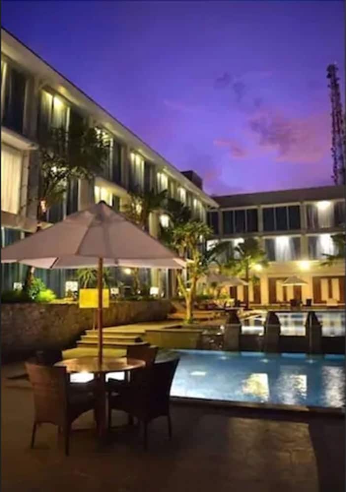 Emersia Hotel Resort 6/50