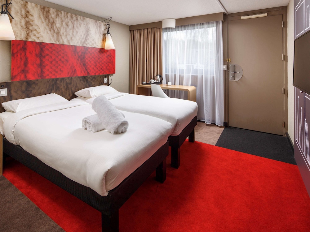 ROOM, TWIN BEDS