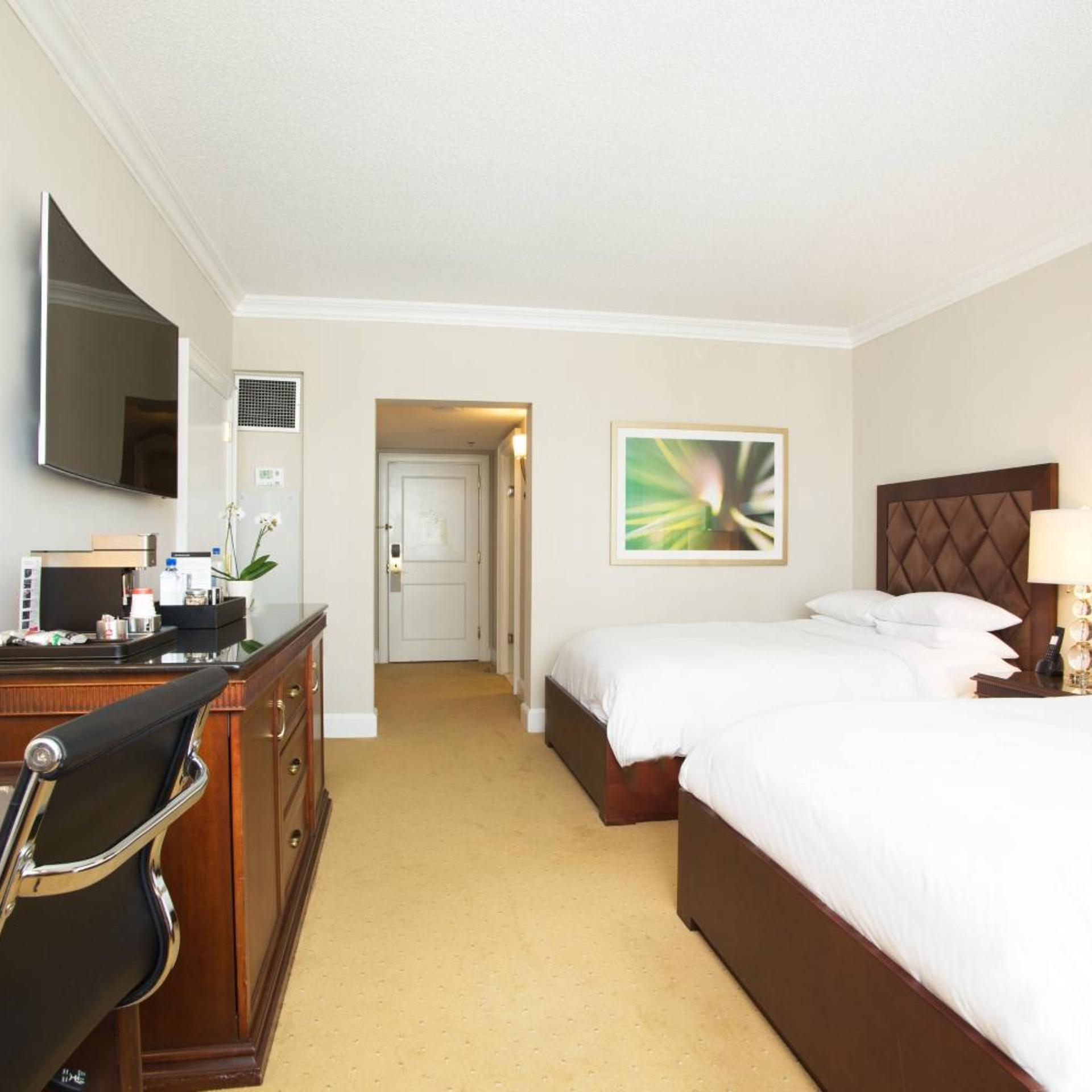 Guest Room, 2 Double Beds, City View, Concierge Level، JW Marriott Miami 2/6