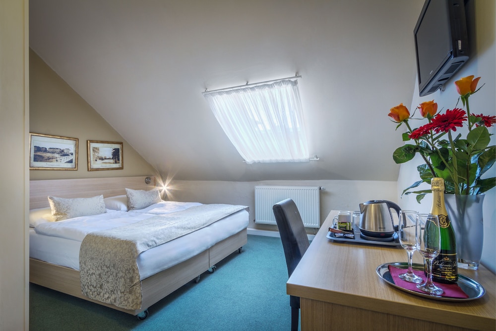Economy, Queen Bed, Attic