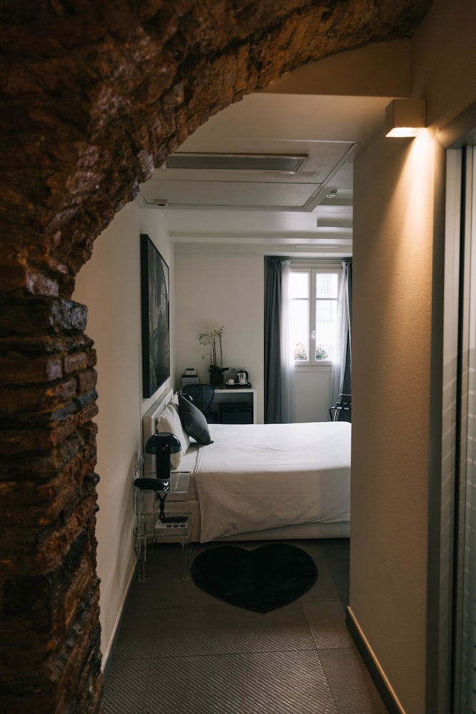 Avenue Hotel 5/71