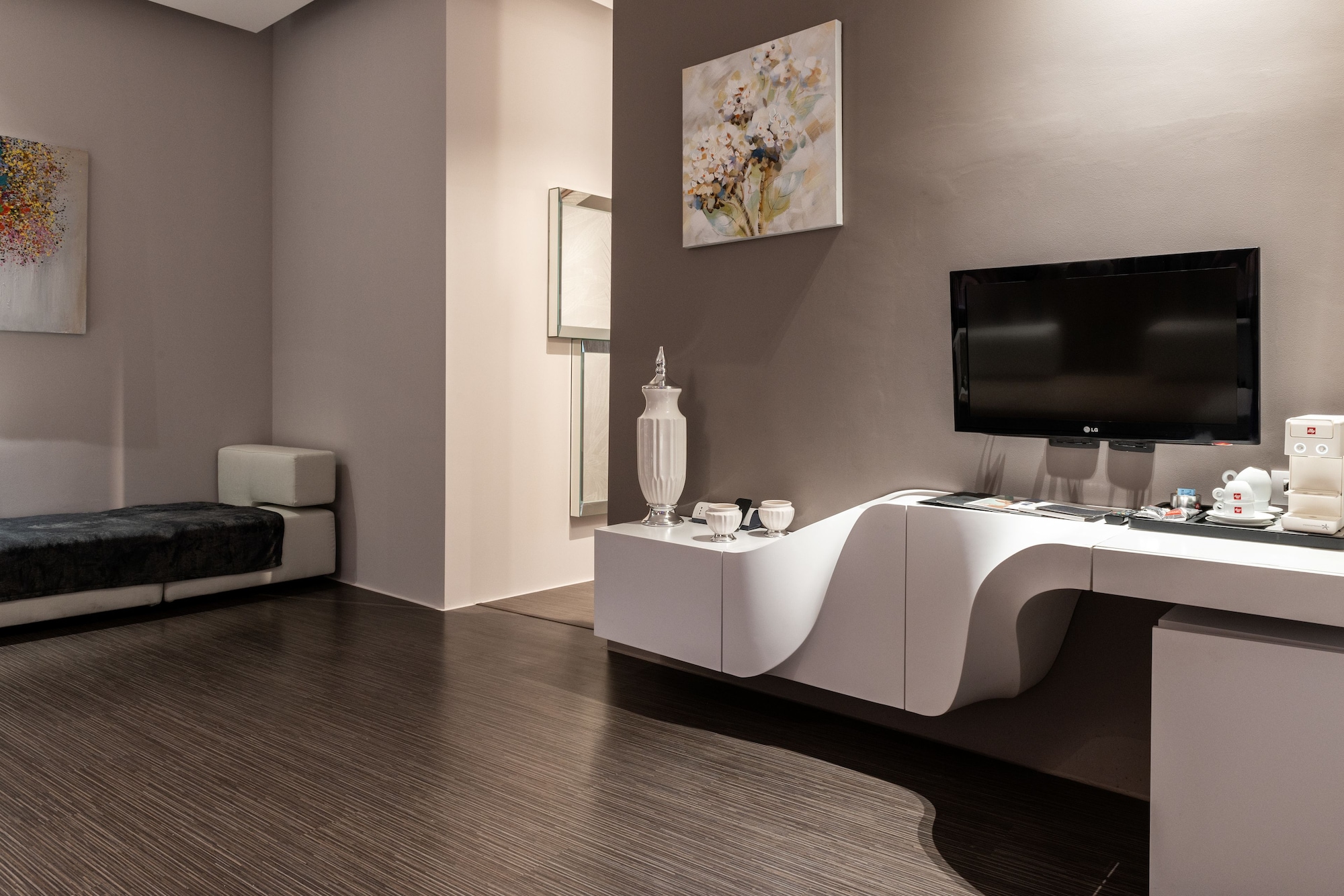 1 BEDROOM, EXECUTIVE, SUITE, KING AND TWIN BEDS, CITY VIEW