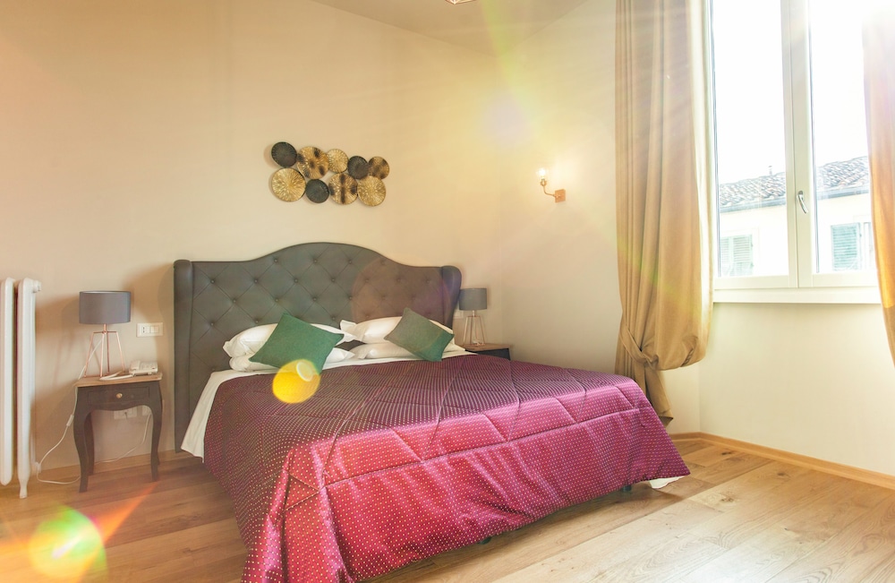 DELUXE, DOUBLE OR TWIN BED