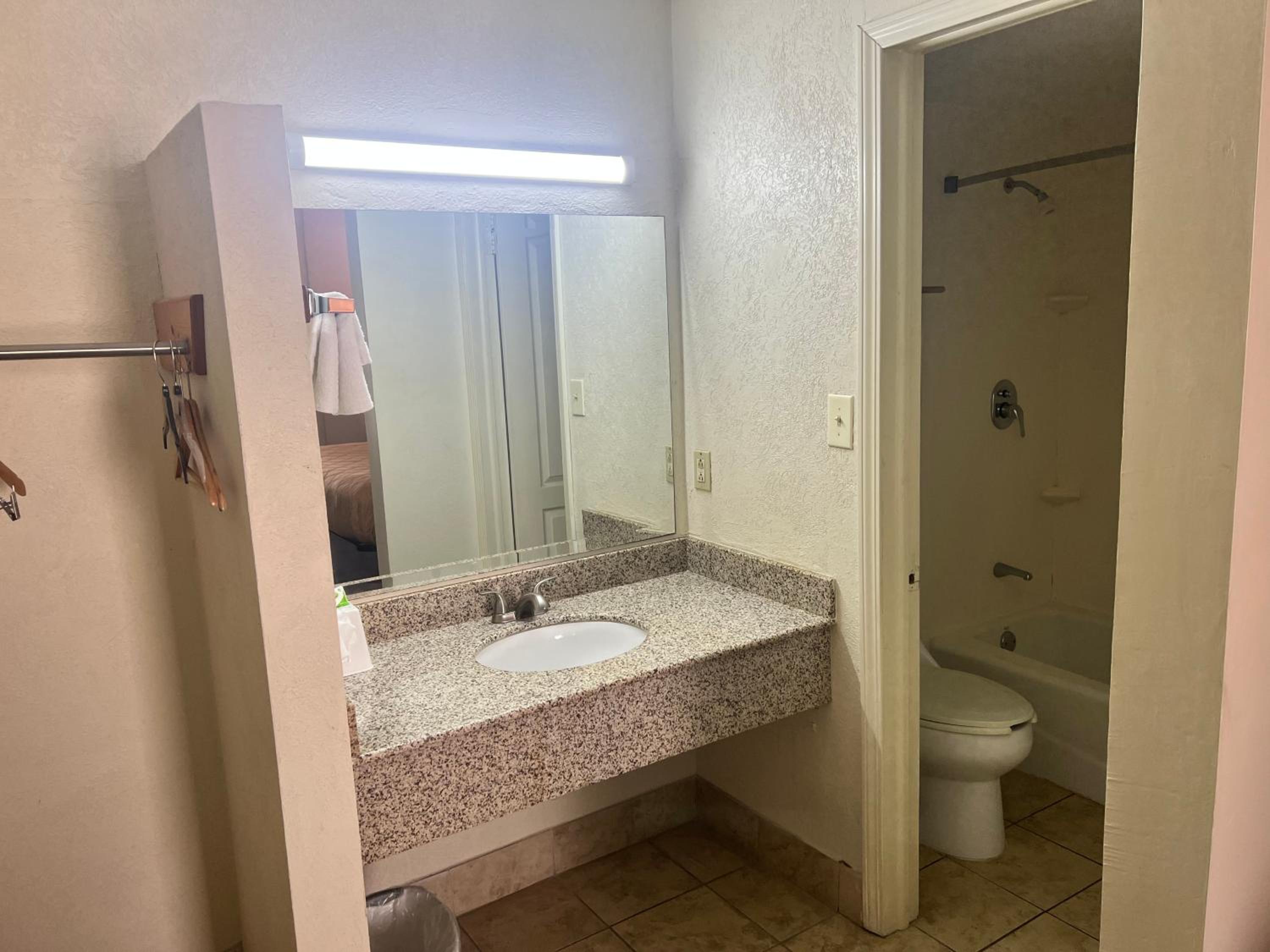 Americas Best Value Inn Tillmans Corner Mobile 36/36
