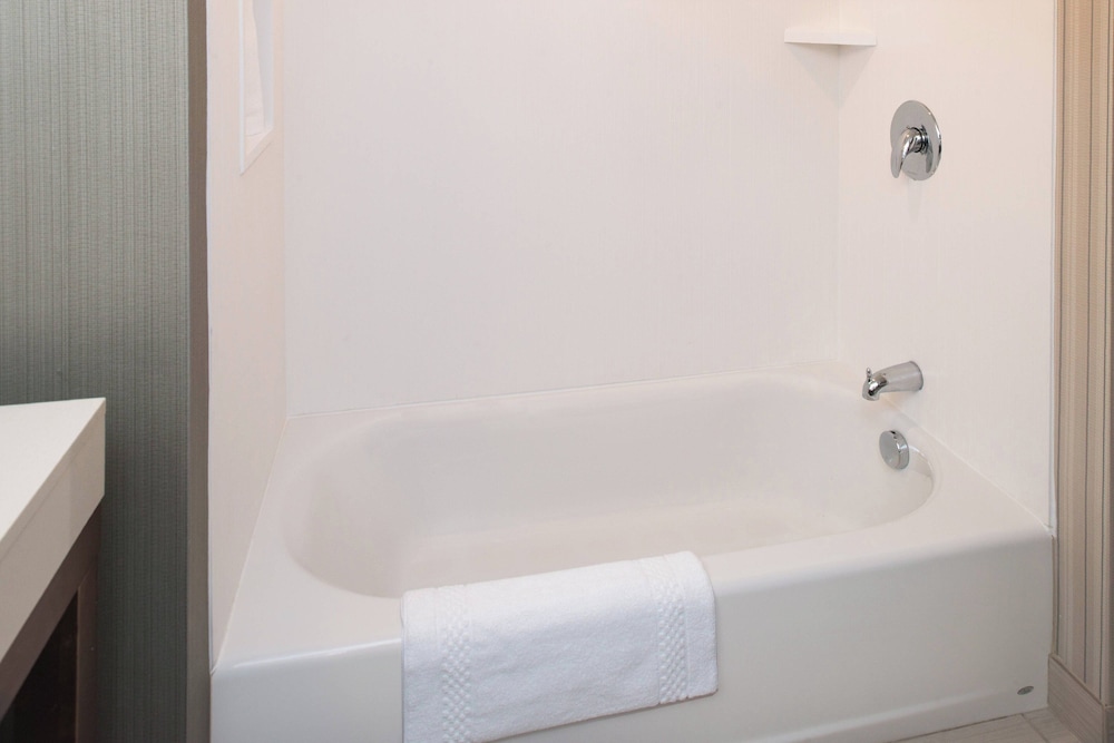 Suite, Multiple Beds, Accessible، Courtyard By Marriott Detroit Farmington 6/6