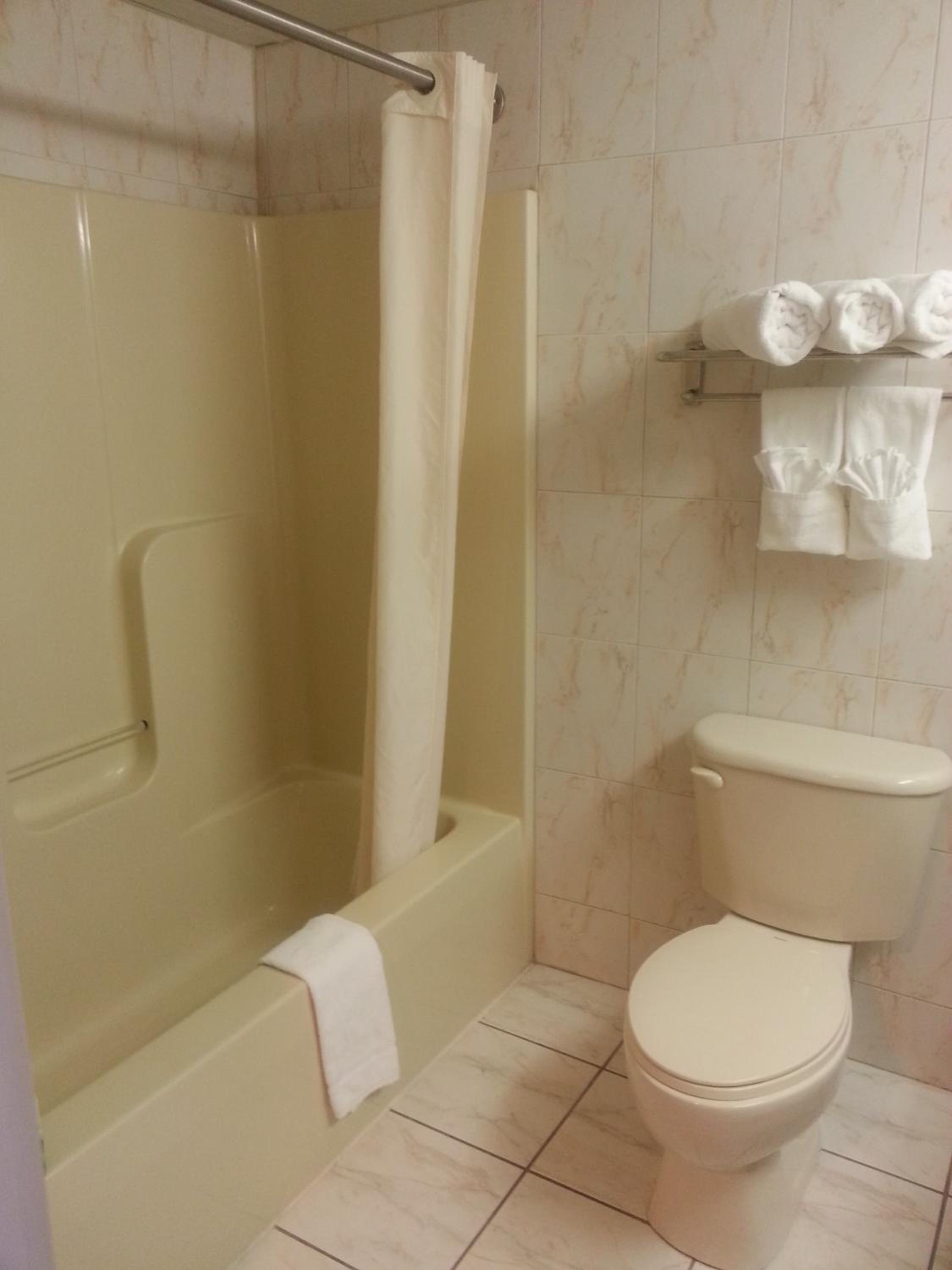 Room, 2 Queen Beds, Side View, Hot Tub، Ocean 1 Hotel and Suites 7/10