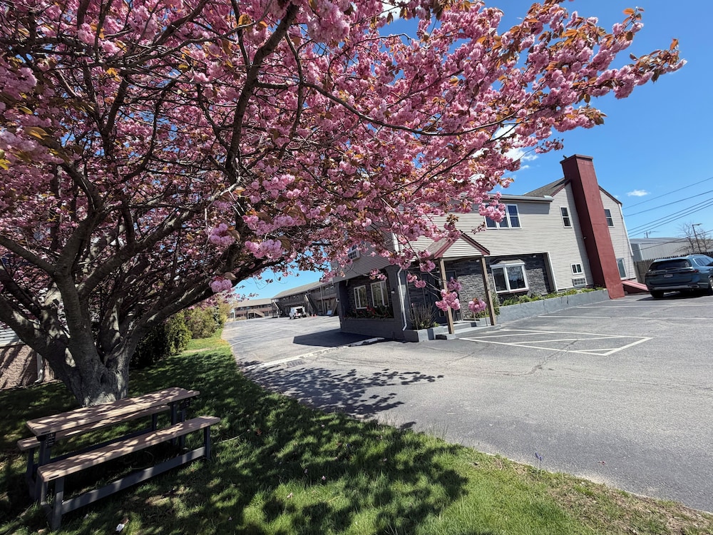 Hyannis Host Inn 31/33