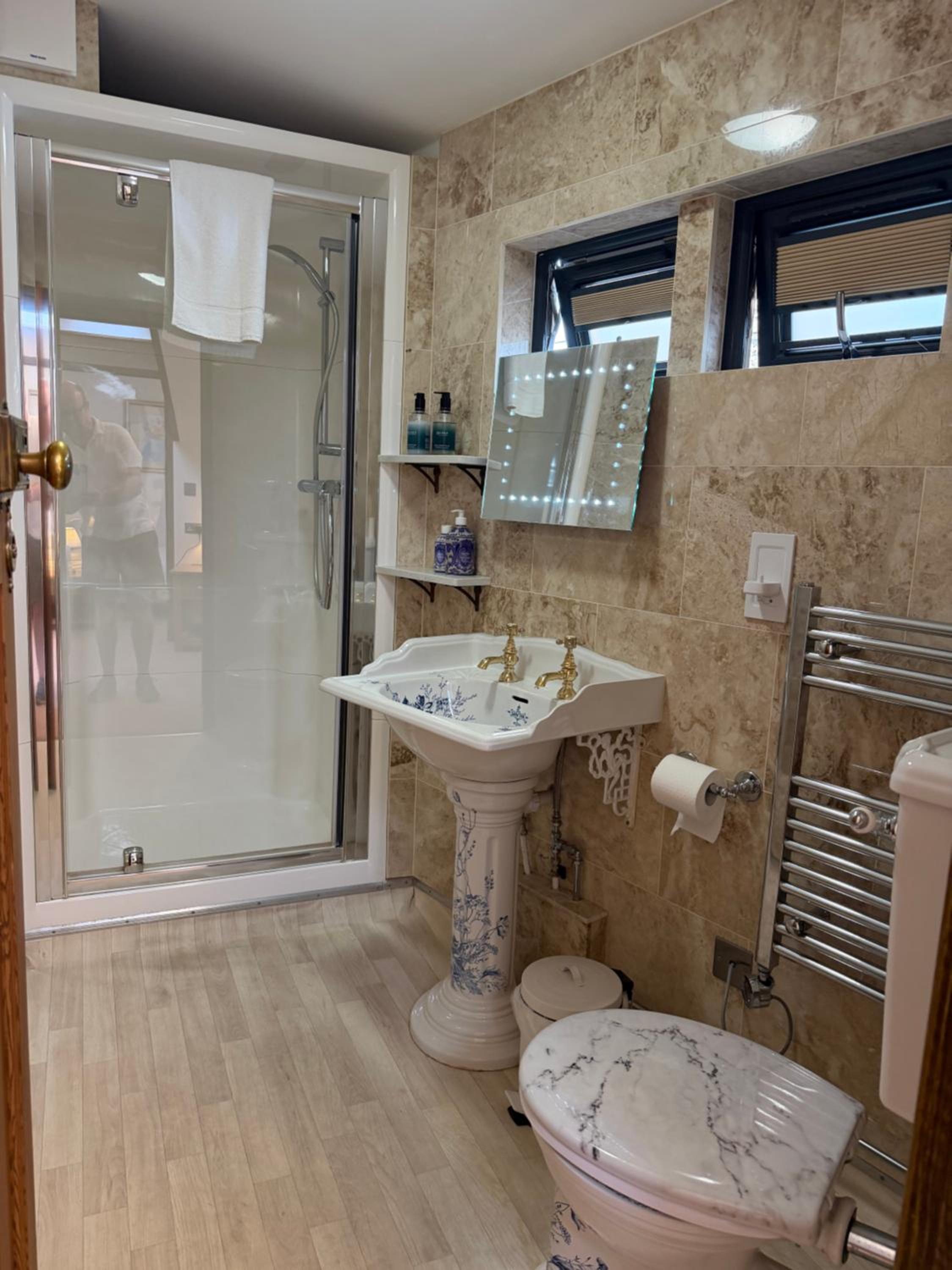 Oakwood Bed and Breakfast Heathrow 21/25