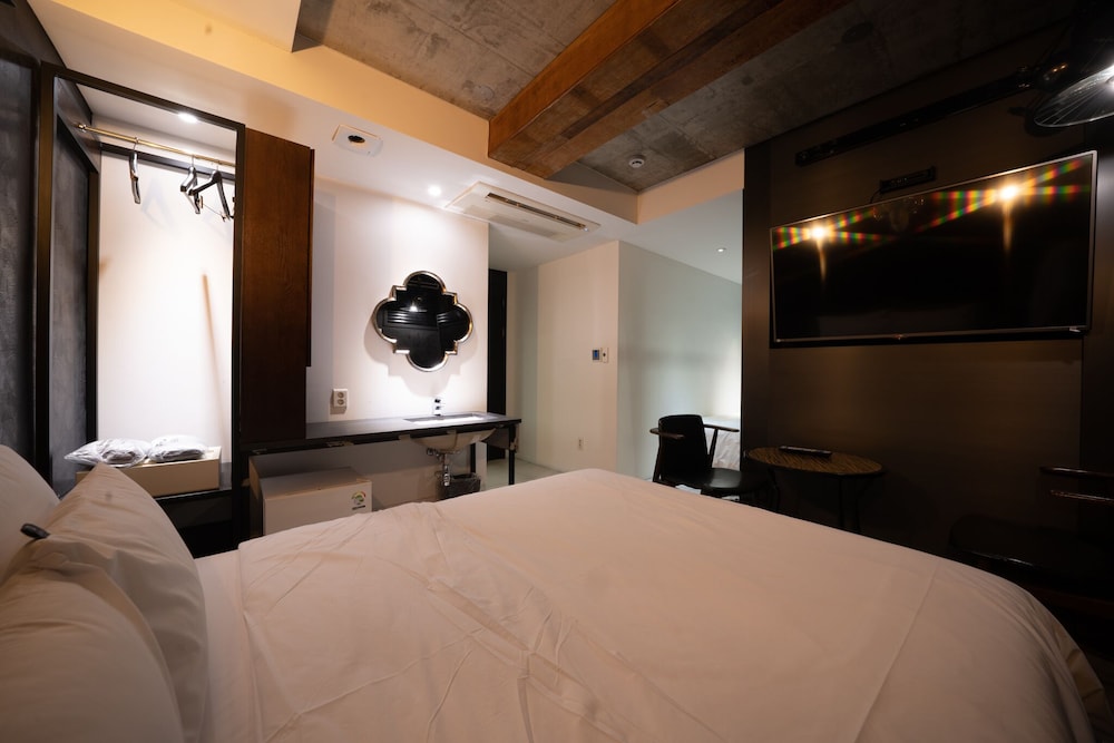 H Avenue Hotel 8/69