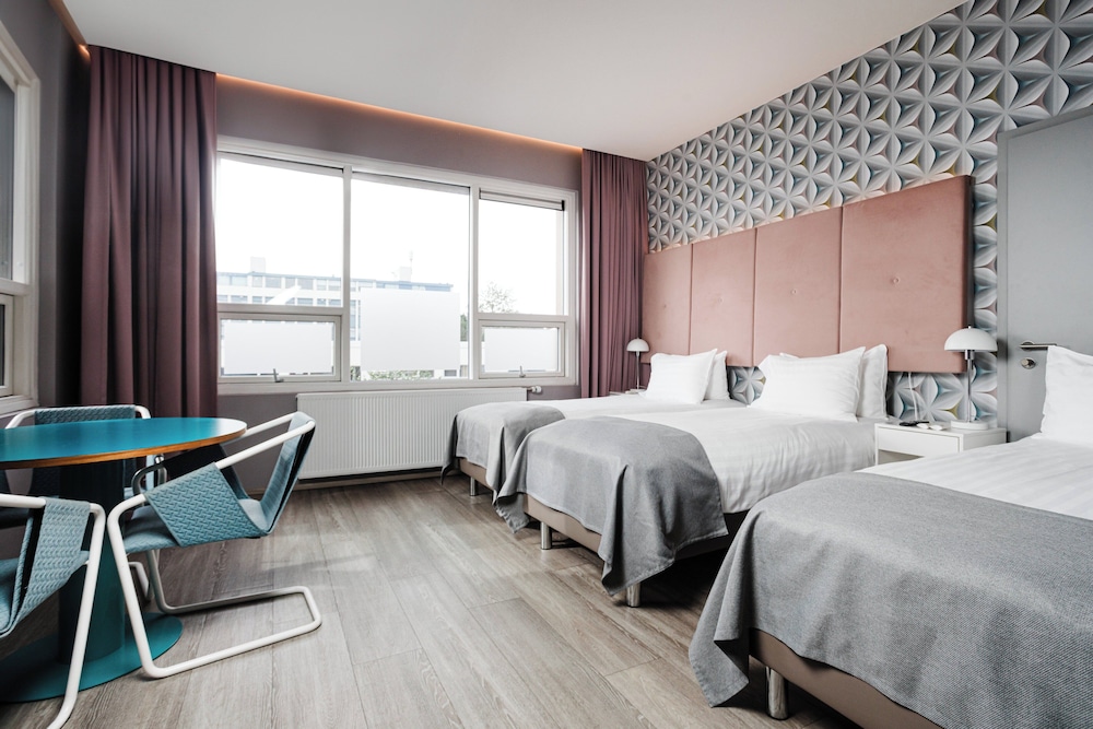 ROOM, TRIPLE, KITCHENETTE