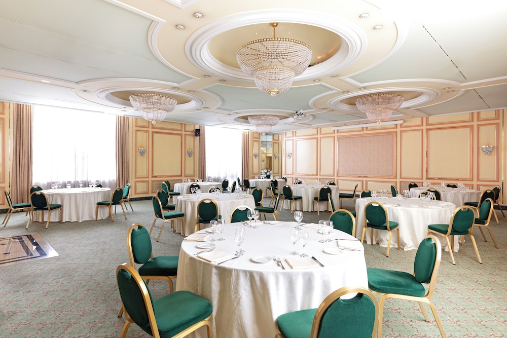 restaurant cafeteria