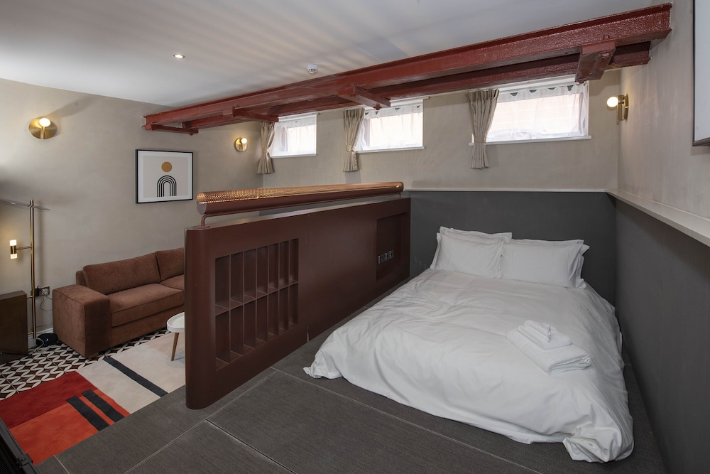 Trueman Court Luxury Serviced Apartments 25/55