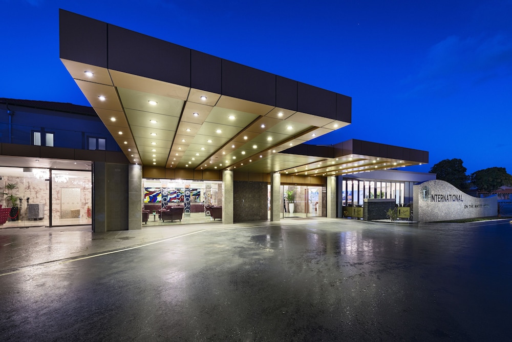 Swan River Hotel 7/56