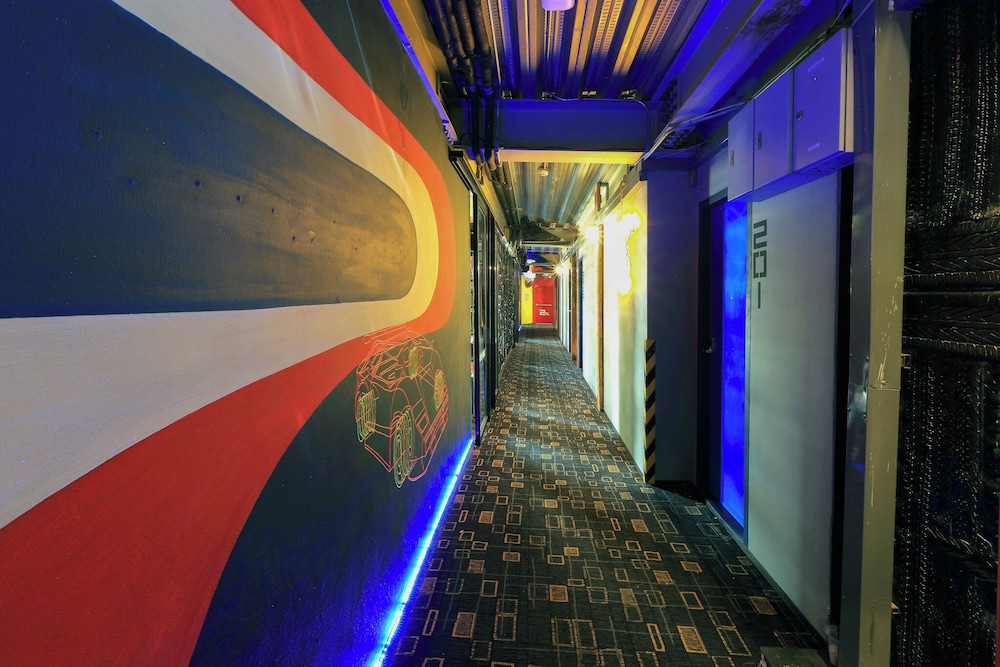 Mestyle Garage Hotel 83/86