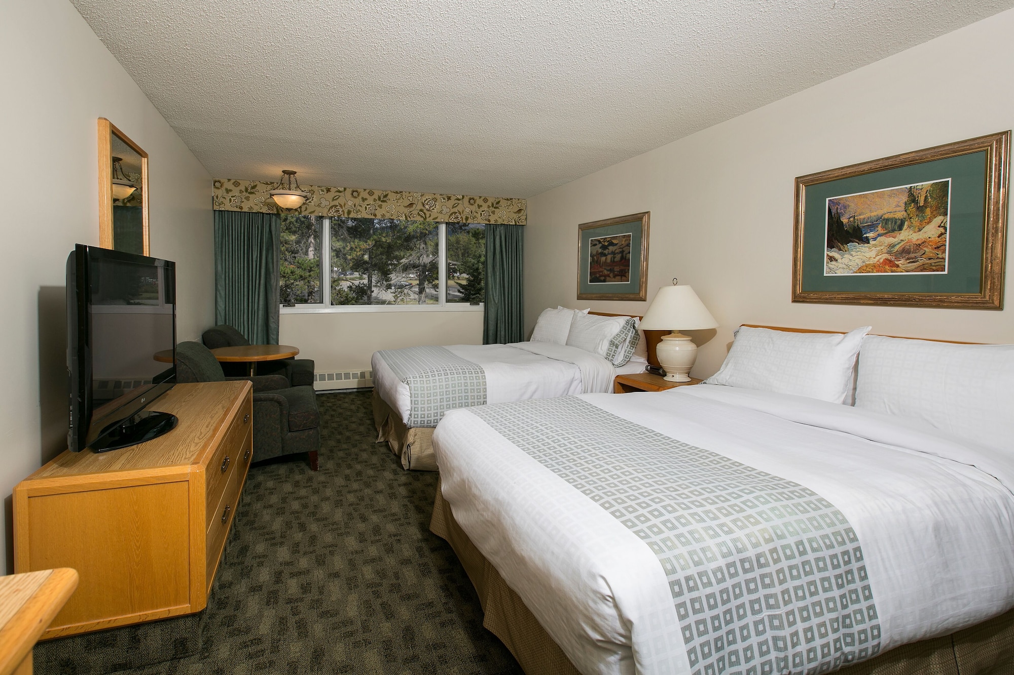 LODGE, 2 QUEEN BEDS