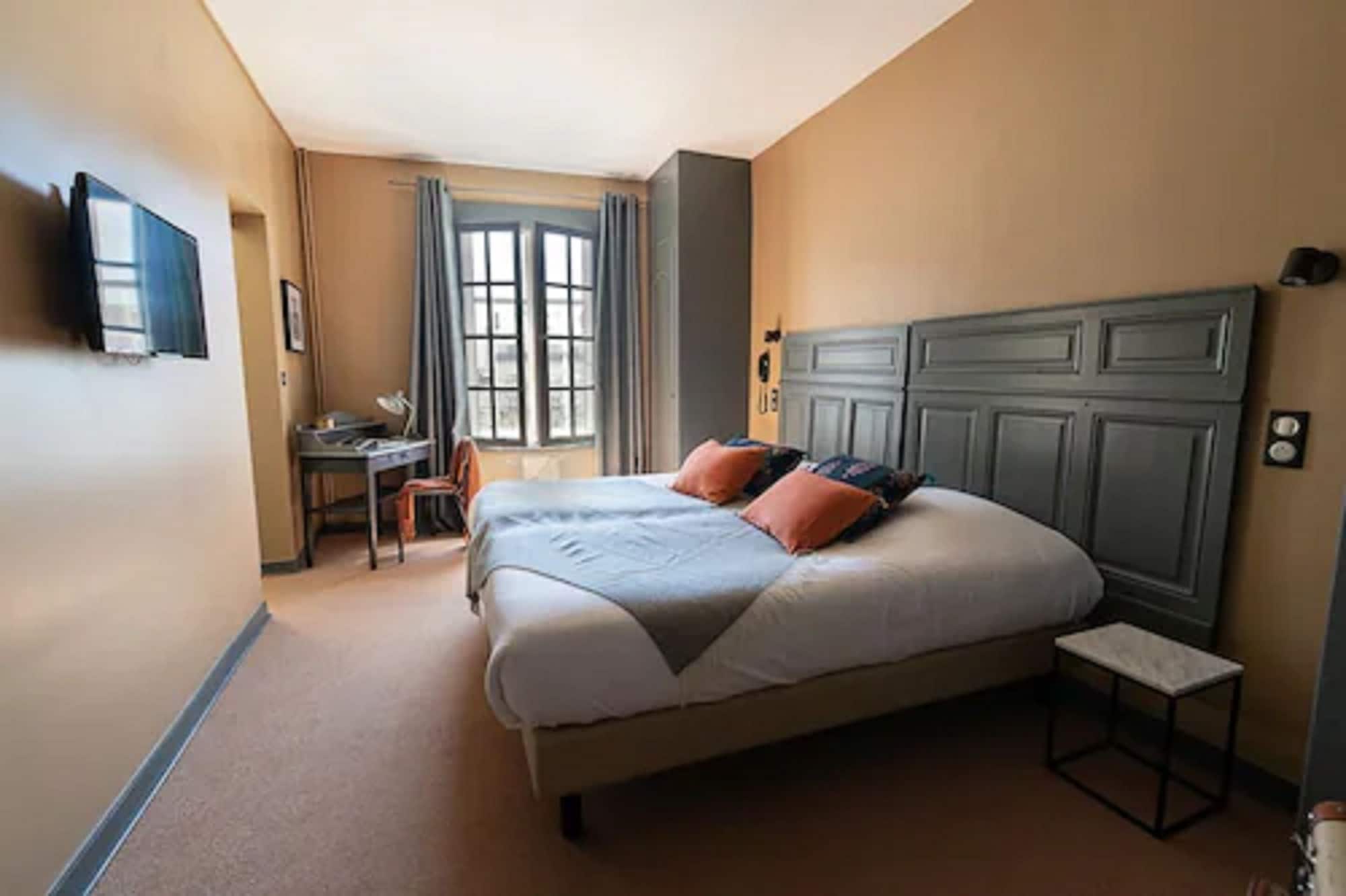 EXECUTIVE, TWIN BEDS