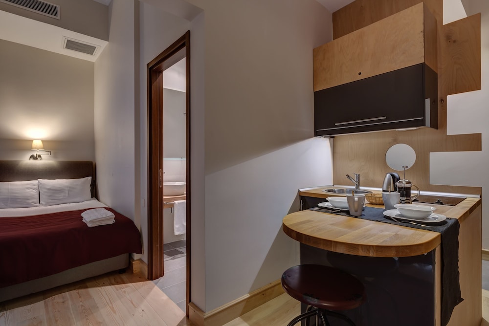 No 11 Hotel & Apartments 13/43