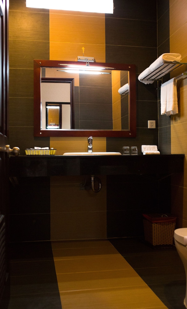 Hai Ba Trung Hotel & Spa 33/38