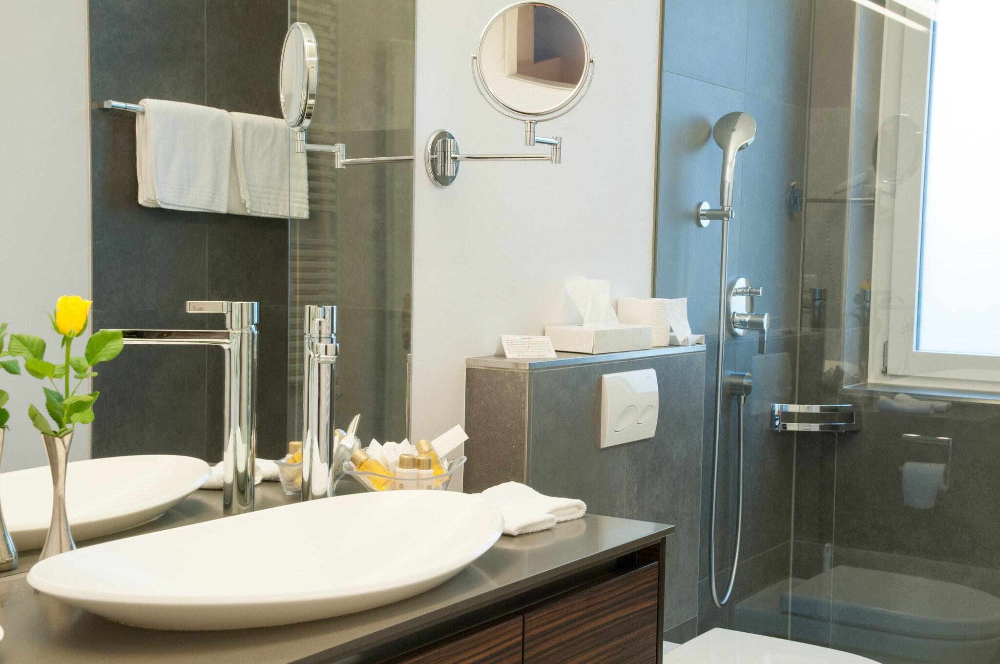 غرفة بسرير مزدوج بإطلالة، Romantik Hotel Beau Rivage 2/4