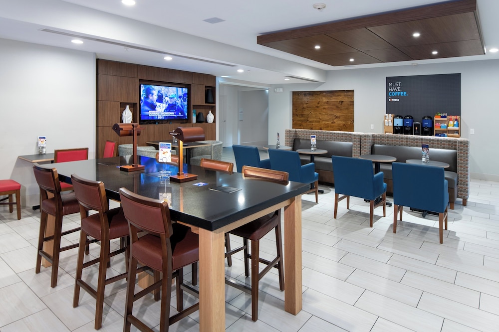 Holiday Inn Express Hotel Suites Dallas South Desoto 44/72