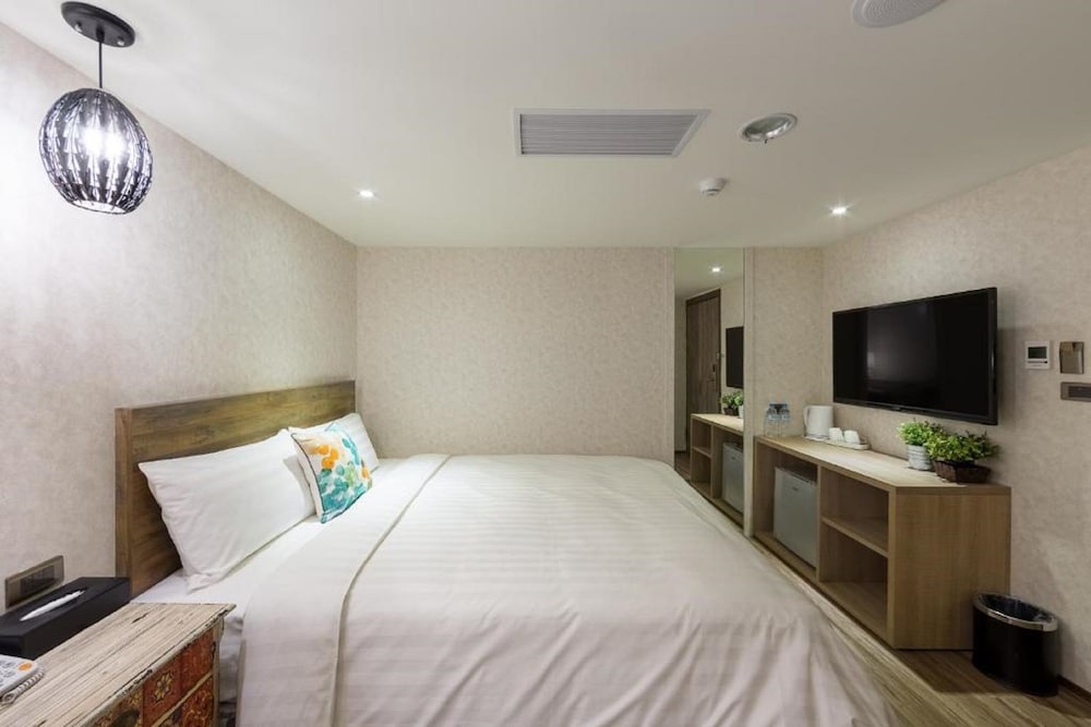 Lan Kwai Fong Garden Hotel 37/66