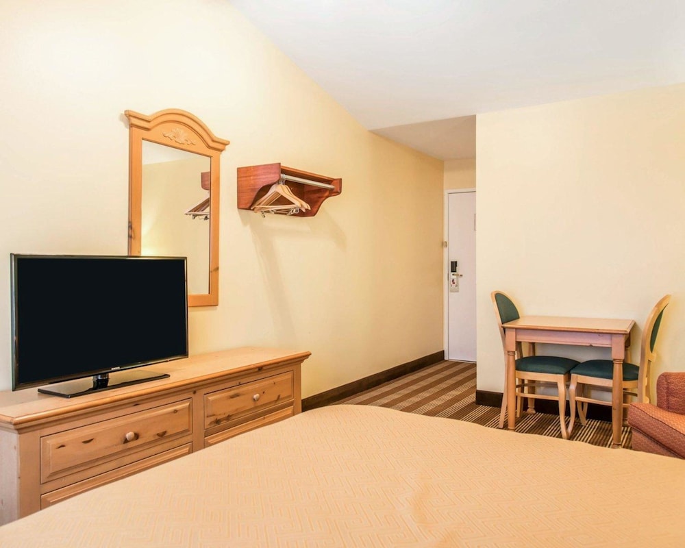 Econo Lodge Inn & Suites Eau Claire South 19/33