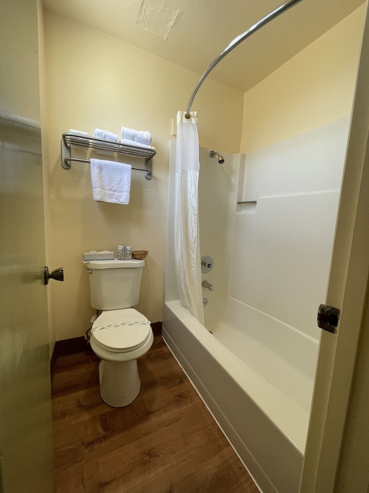 Regency Inn 36/37