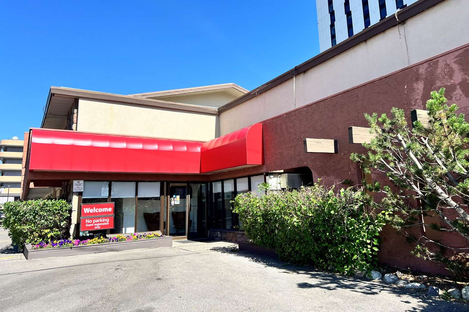 Econo Lodge Calgary Motel Village 3/13