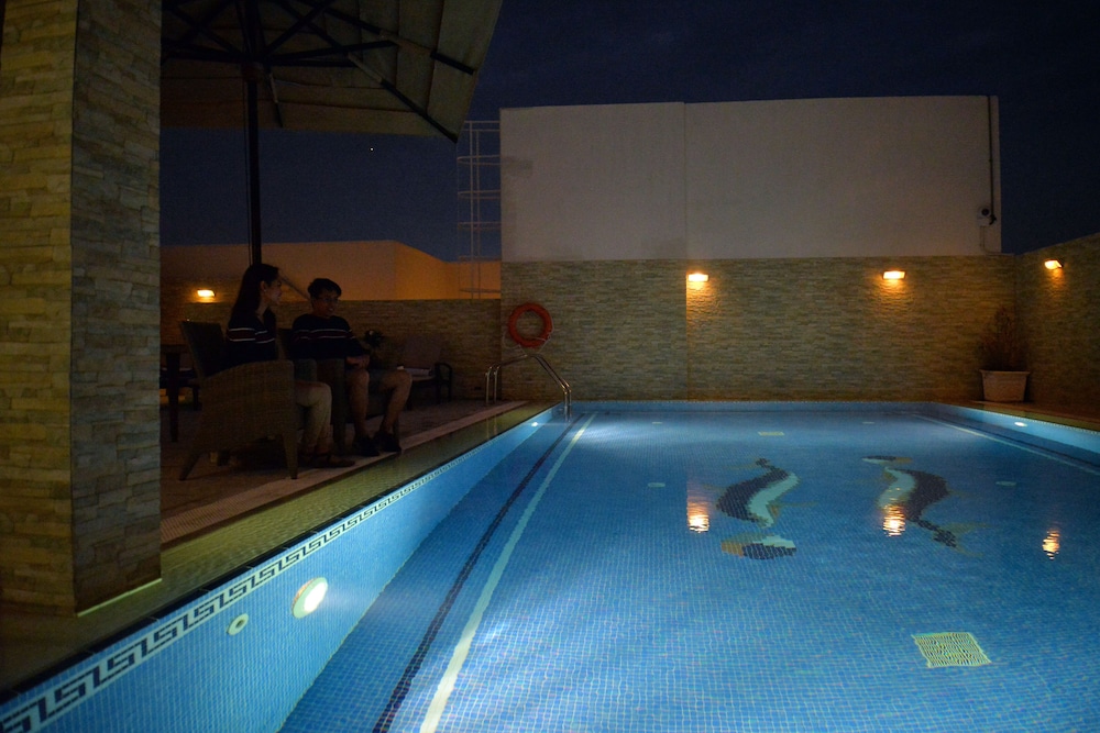 Strato Hotel By Warwick 18/28