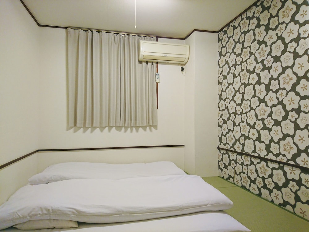 ROOM, TWIN BEDS