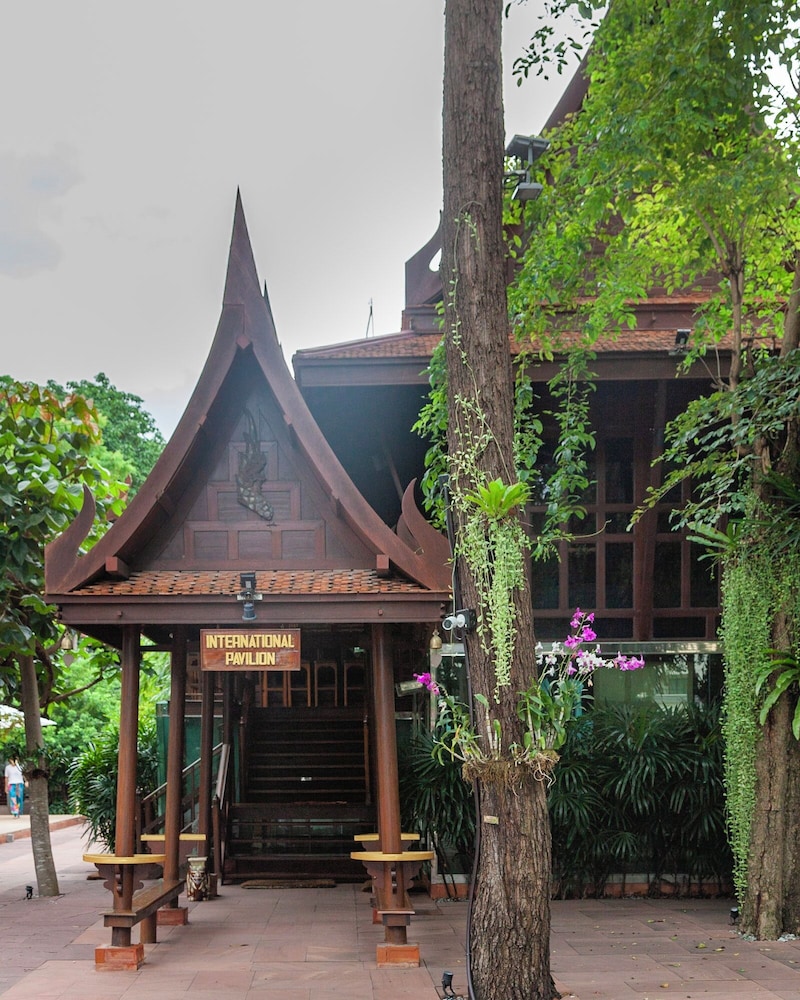 Sugar Hut Resort 2/74