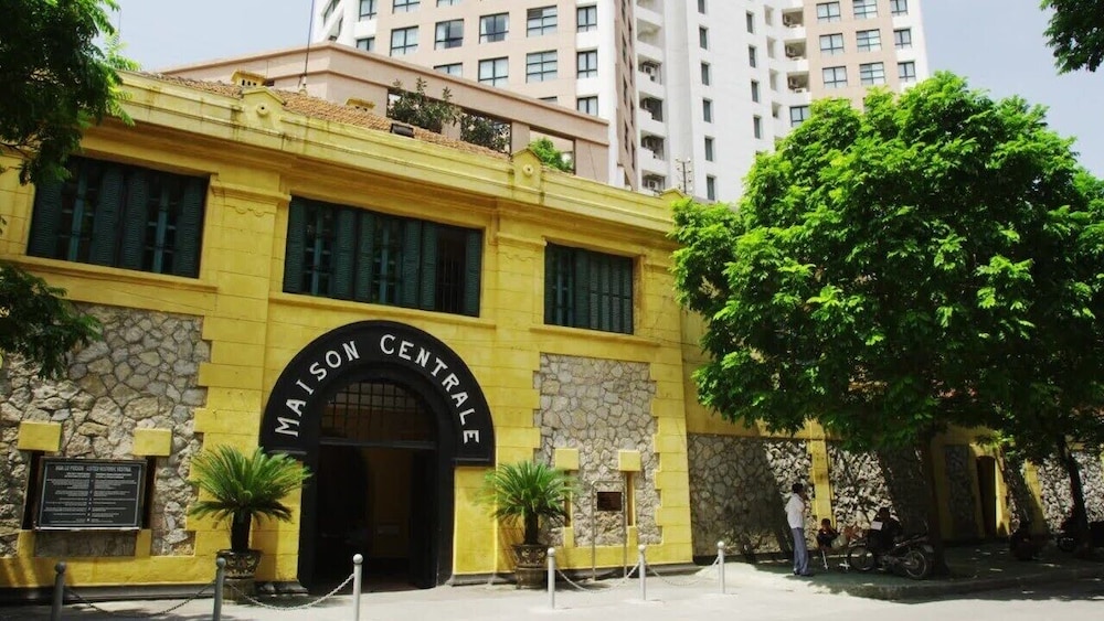 Golden Moon Suite Hotel 8/62
