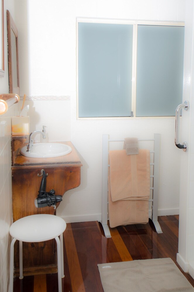 كوخ بسرير كينج، KIDD STREET COTTAGES 2/2