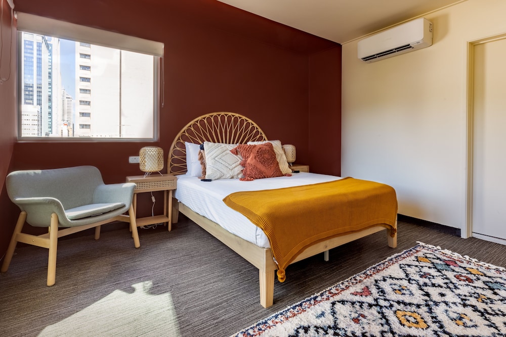PREMIUM, QUEEN BED, CITY VIEW