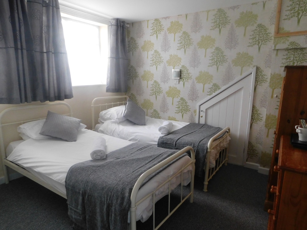 St. Weonards Hotel 6/33