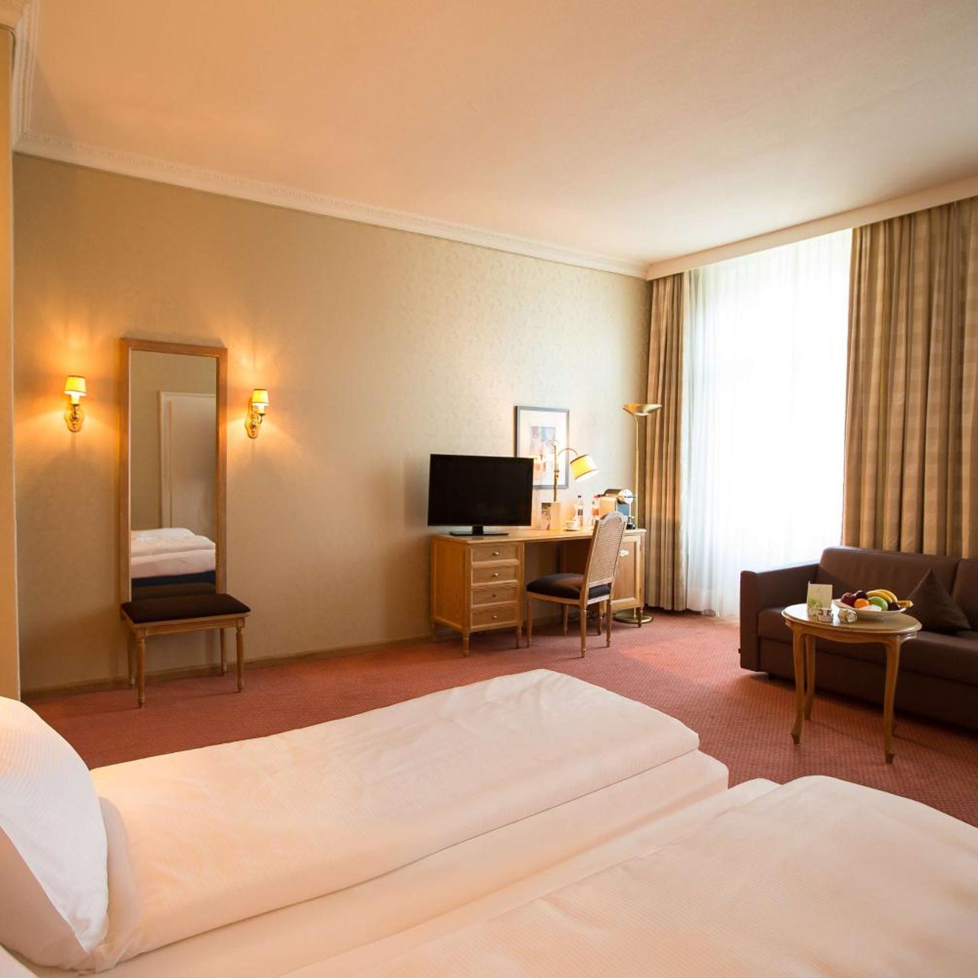 غرفة ديلوكس بسرير كينج بإطلالة على الجبل بشرفة، Grand Hotel Beau Rivage 7/10