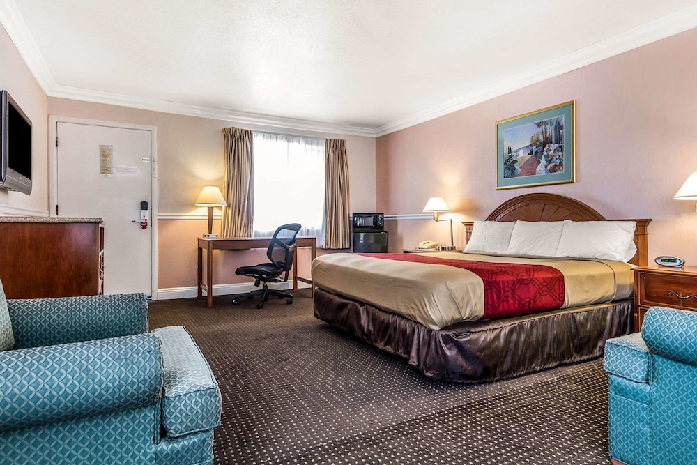 Econo Lodge Castro Valley 30/56