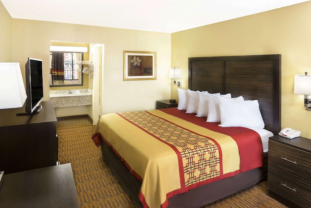 Days Inn by Wyndham Columbus-North Fort Moore 12/25