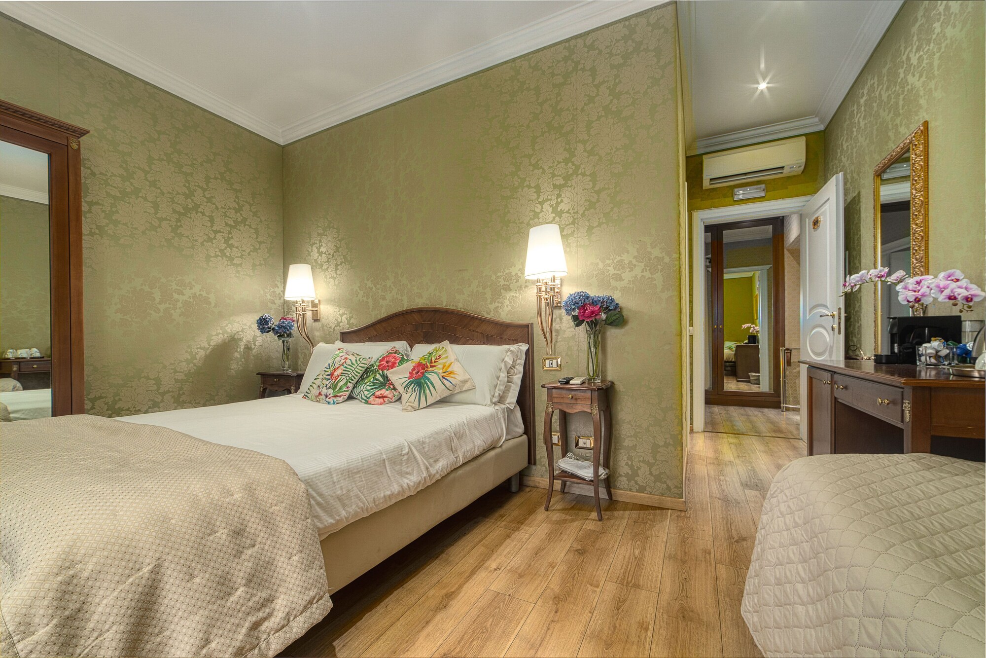 ROOM, QUADRUPLE