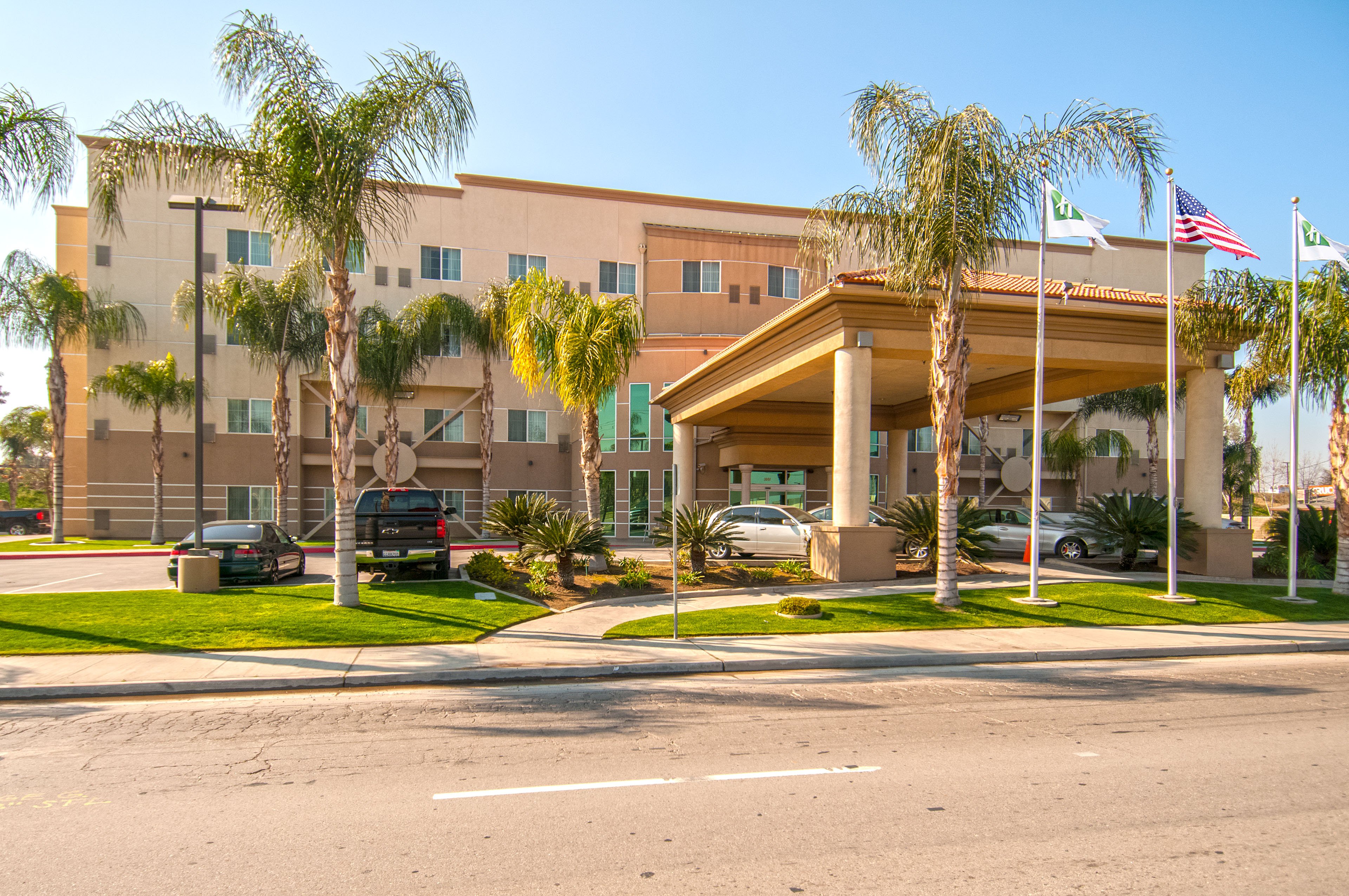 Holiday Inn Express Hotel Suites Bakersfield Central 66/71