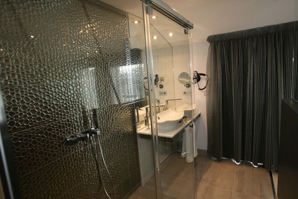 HOTEL CARDENAL 16/30