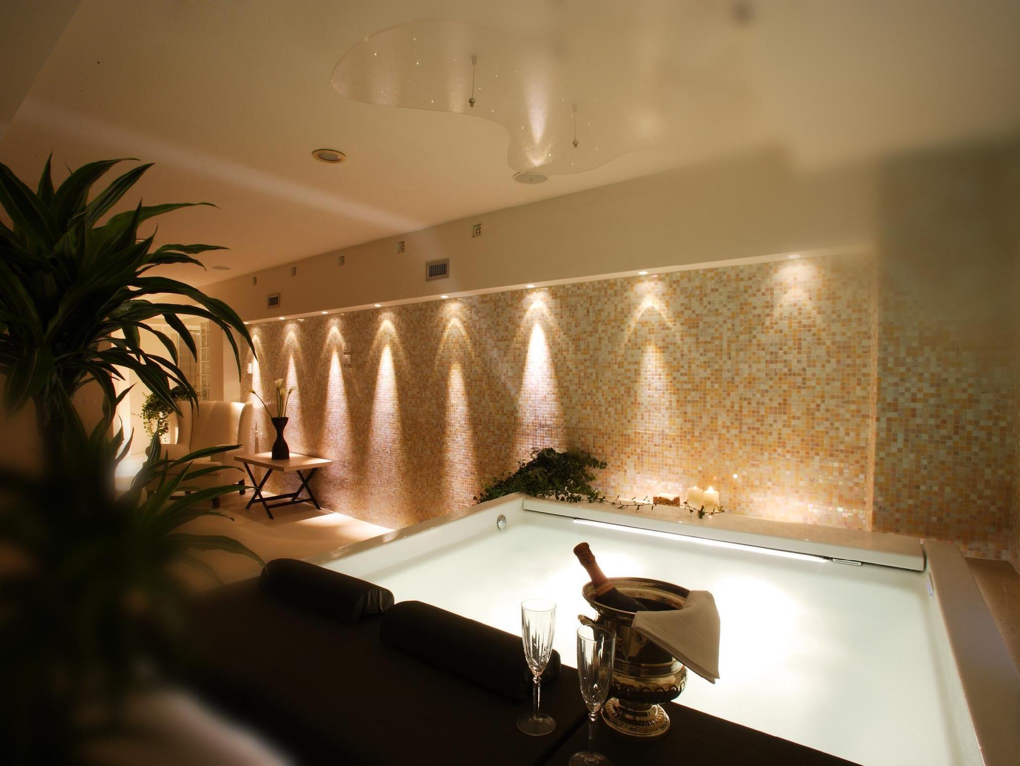 PREMIUM, KING BED, HOT TUB