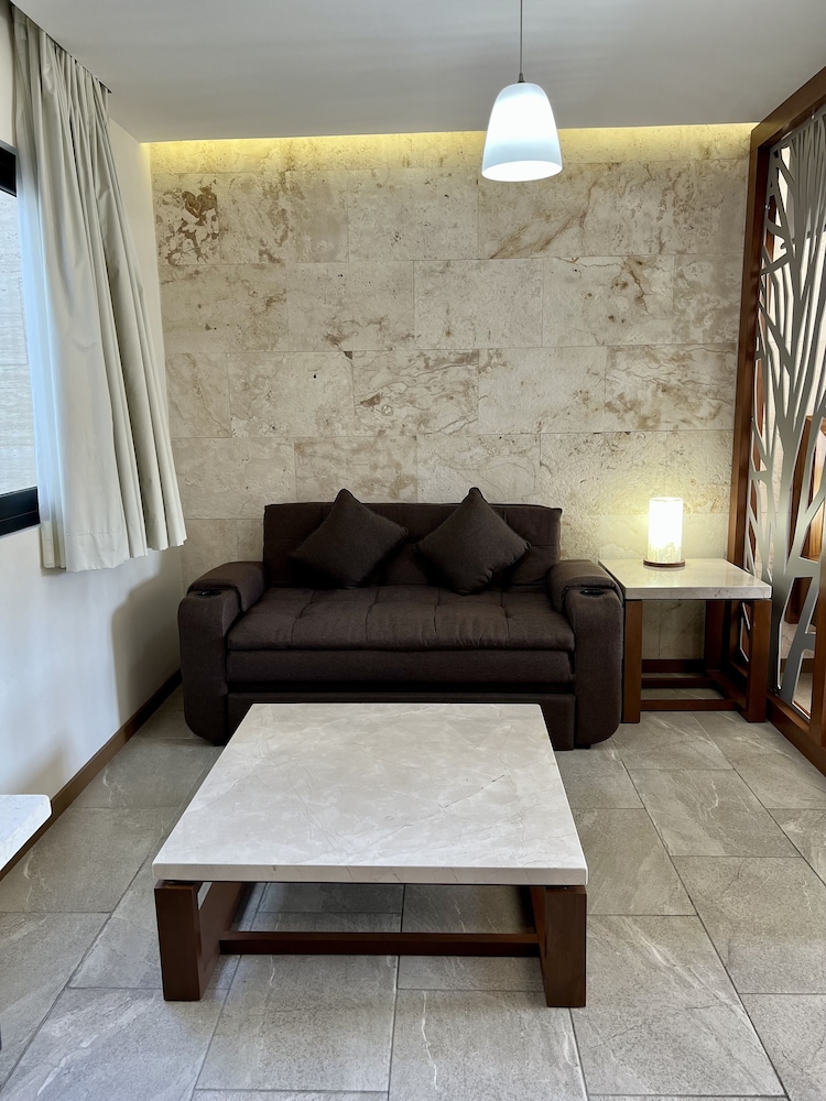 Grand Fifty Suites 48/65